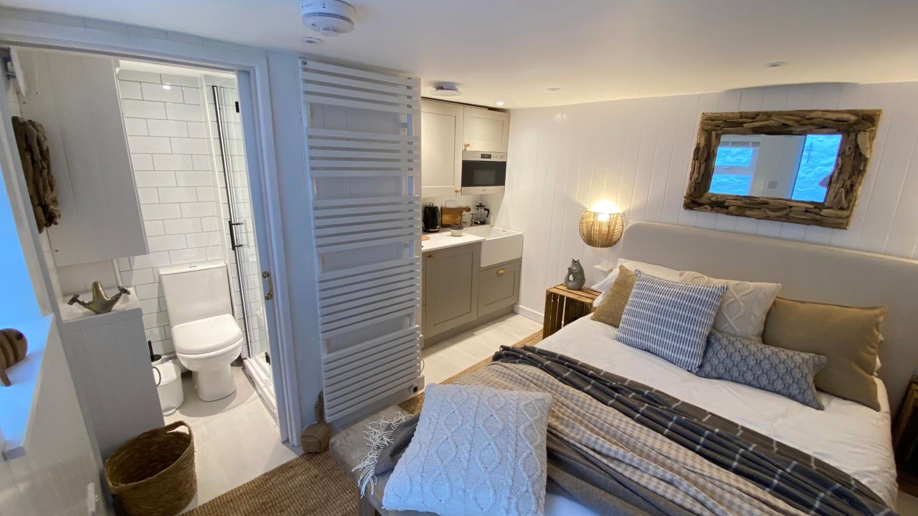 SMUGGLERS HIDE COTTAGE and separate but connecting SMUGGLERS CABIN - - In a beautifully renovated fishermans cottage - - HARBOUR VIEWS - - BEACH only 10 me, photo 13