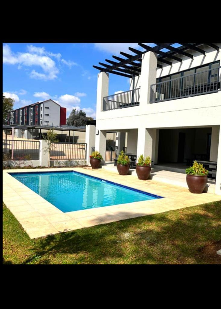 Medon Luxury Suites with power back up Bryanston Sandton