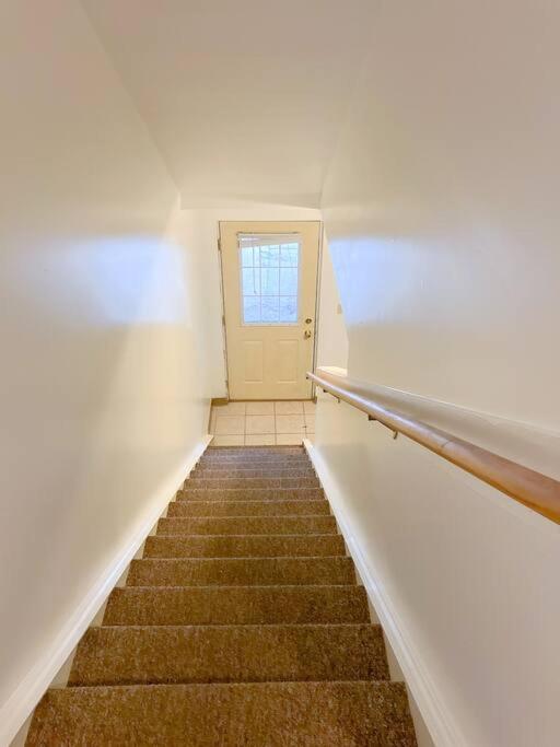 Charming 3 BR and 2 BA Apartment on W Elting Street, photo 7