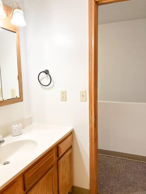 Charming 3 BR and 2 BA Apartment on W Elting Street, photo 32