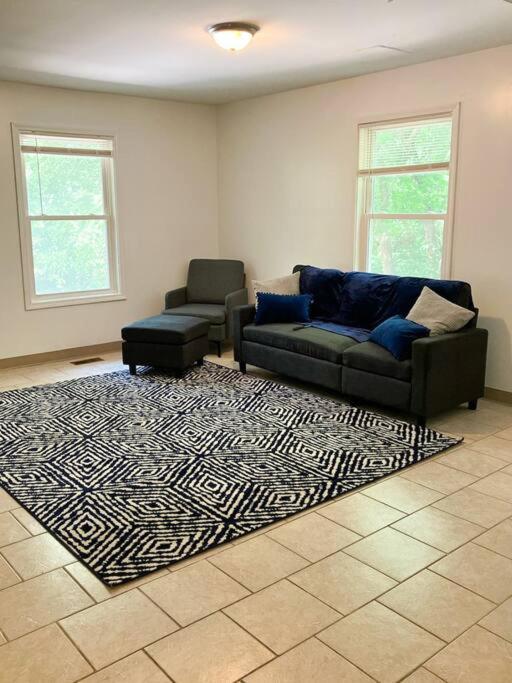 Charming 3 BR and 2 BA Apartment on W Elting Street, photo 25