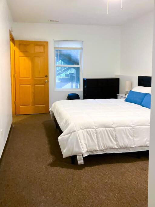 Charming 3 BR and 2 BA Apartment on W Elting Street, photo 9
