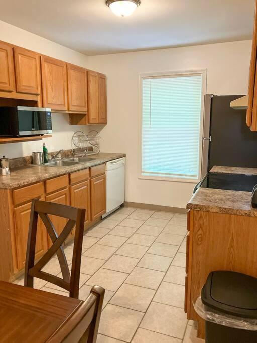 Charming 3 BR and 2 BA Apartment on W Elting Street, photo 12