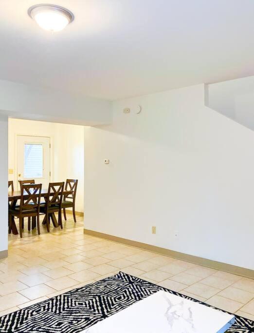 Charming 3 BR and 2 BA Apartment on W Elting Street, photo 35