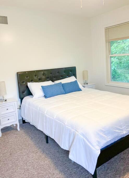 Charming 3 BR and 2 BA Apartment on W Elting Street, photo 14