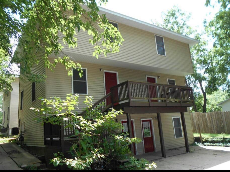 Charming 3 BR and 2 BA Apartment on W Elting Street, photo 8