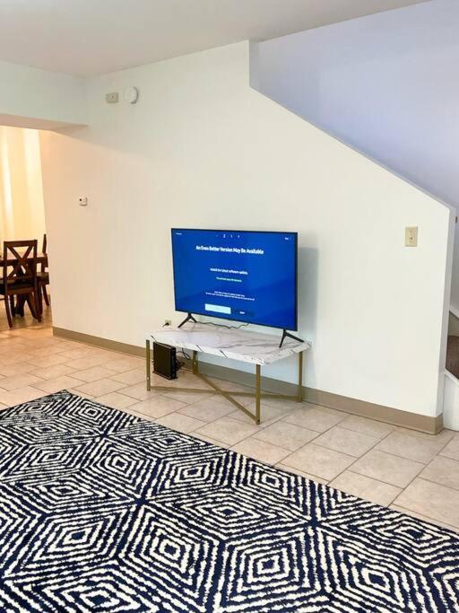 Charming 3 BR and 2 BA Apartment on W Elting Street, photo 13
