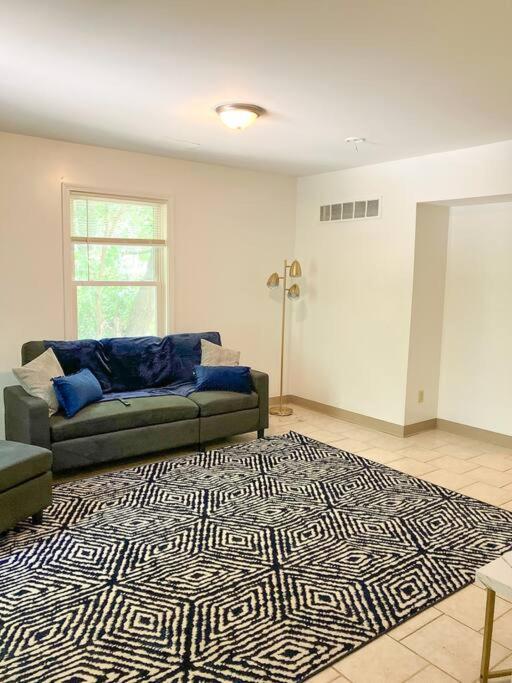 Charming 3 BR and 2 BA Apartment on W Elting Street, photo 15