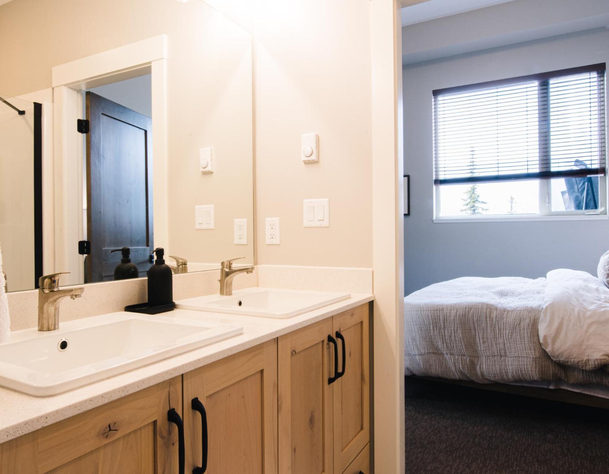 New! Luxury, Top Floor, Ski in/Ski Out, Private Hot Tub and Mountain Views
