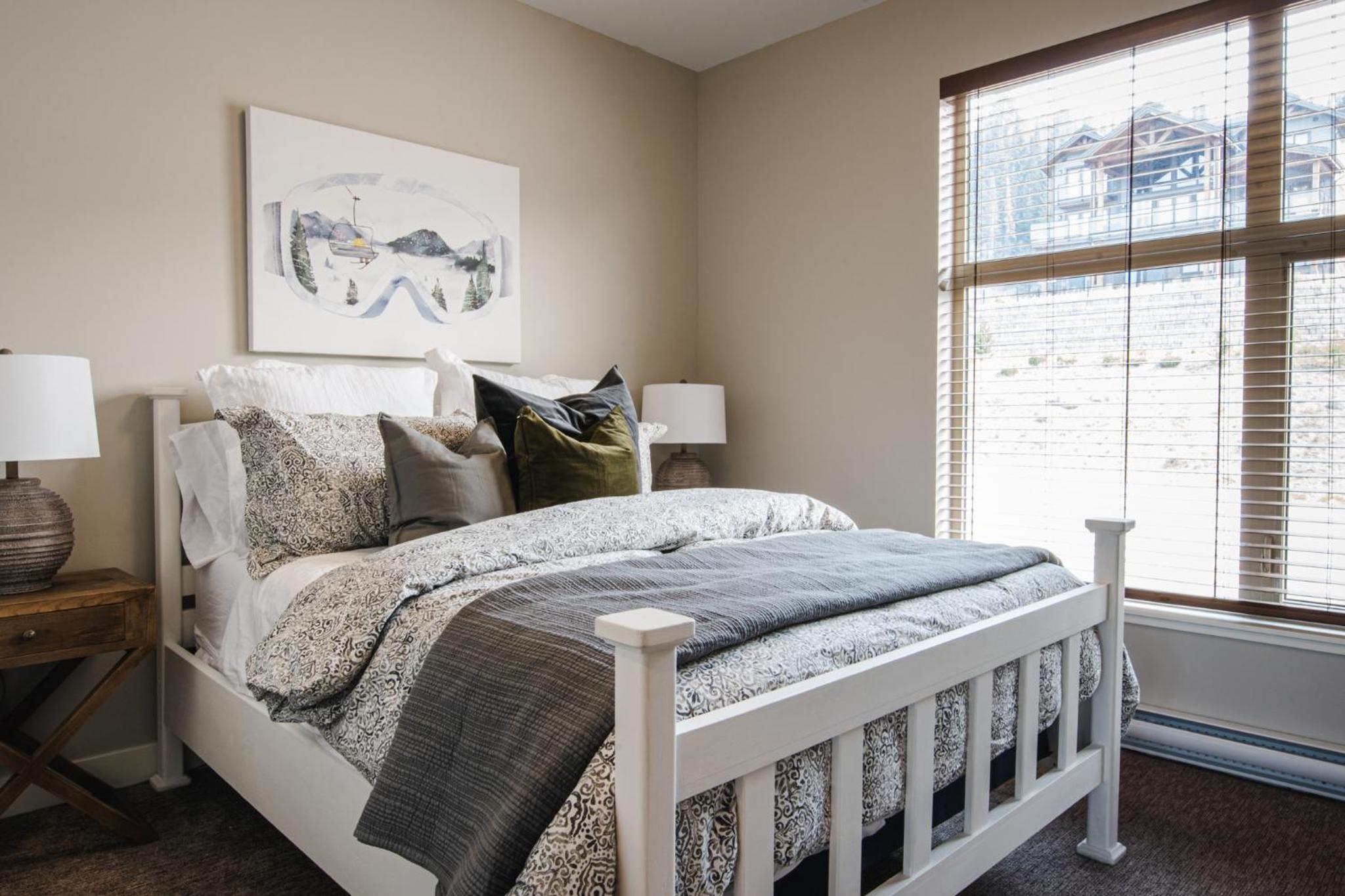 New! Luxury, Top Floor, Ski in/Ski Out, Private Hot Tub and Mountain Views