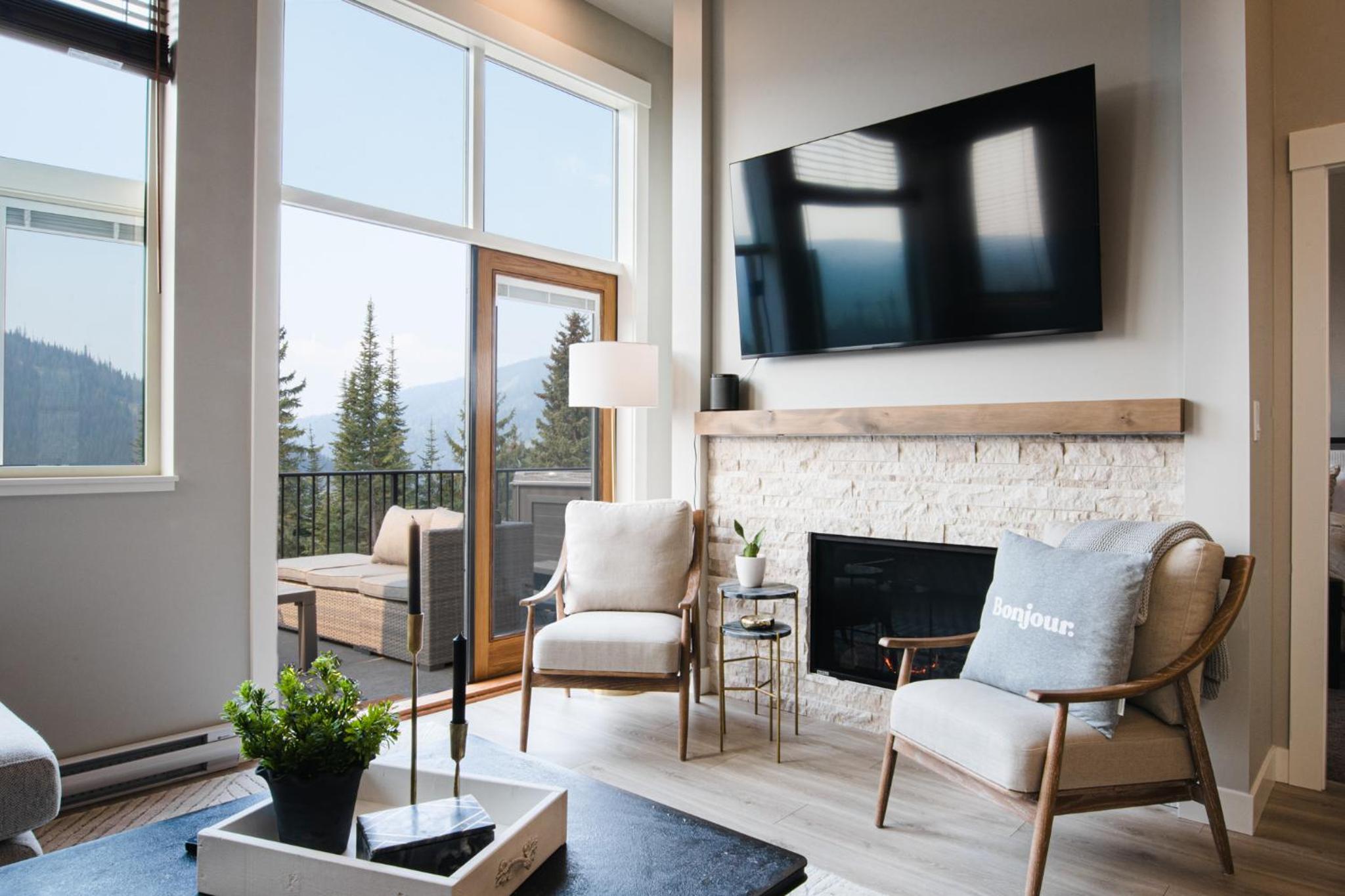 New! Luxury, Top Floor, Ski in/Ski Out, Private Hot Tub and Mountain Views