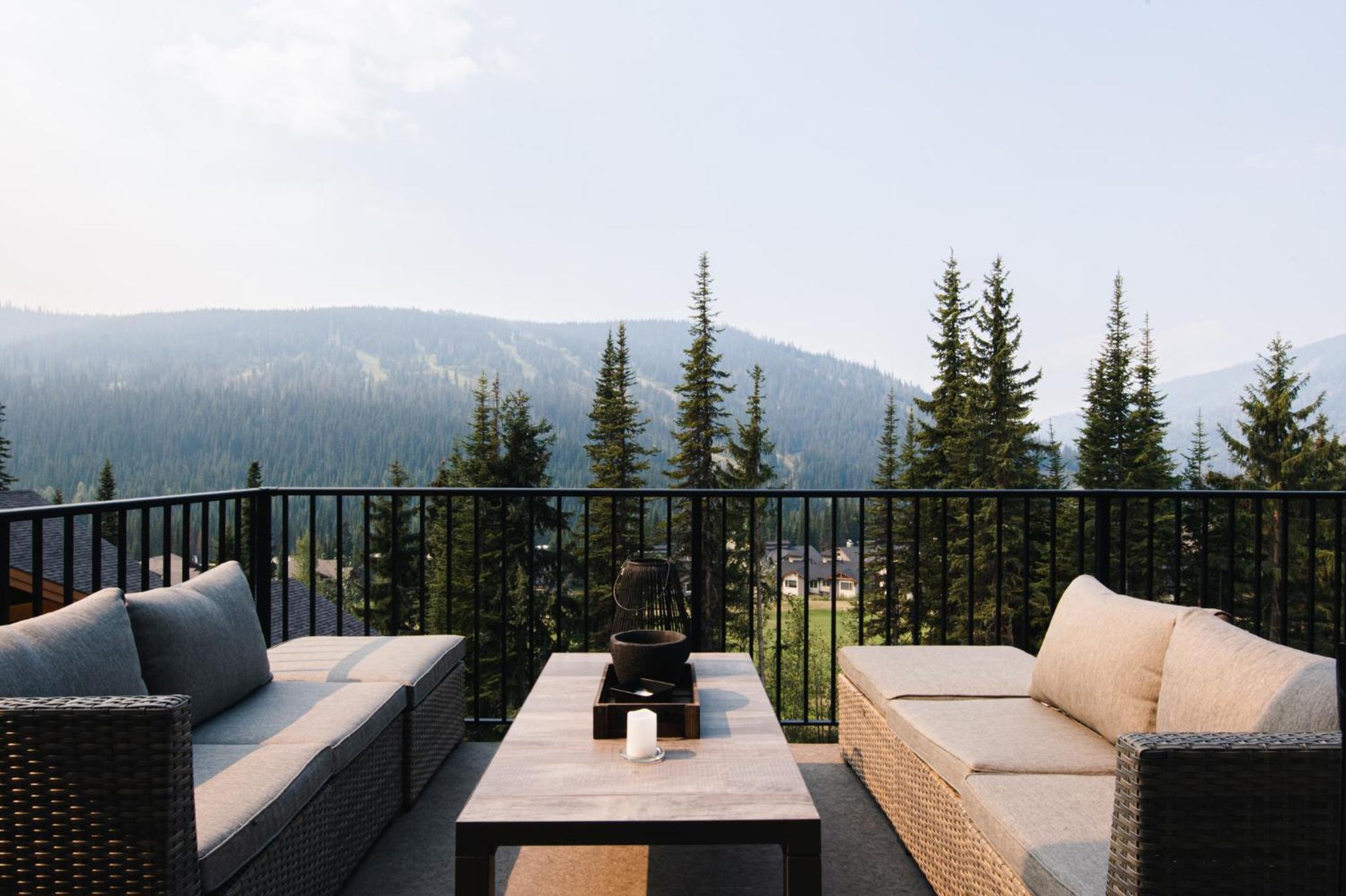 New! Luxury, Top Floor, Ski in/Ski Out, Private Hot Tub and Mountain Views