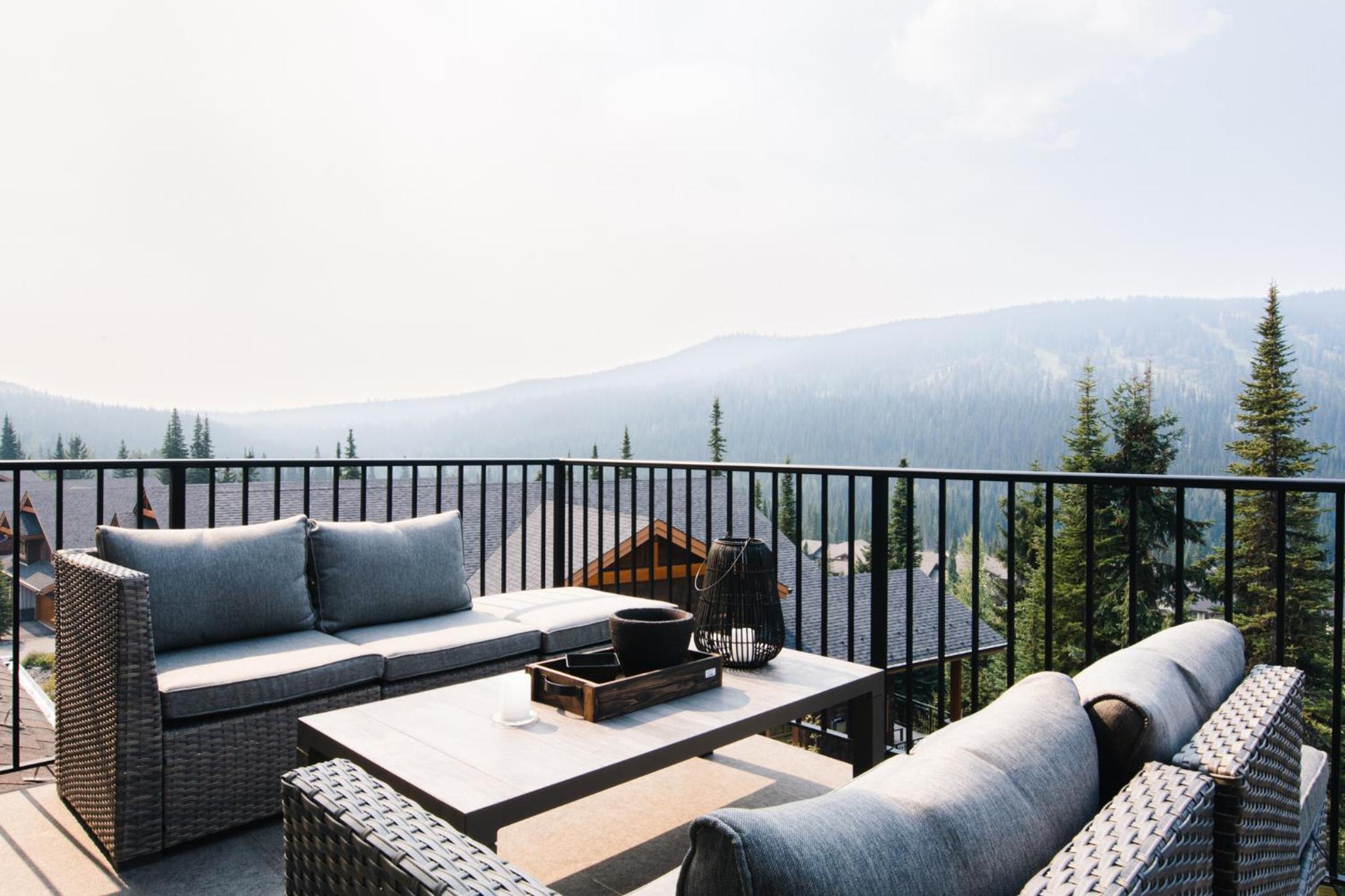 New! Luxury, Top Floor, Ski in/Ski Out, Private Hot Tub and Mountain Views