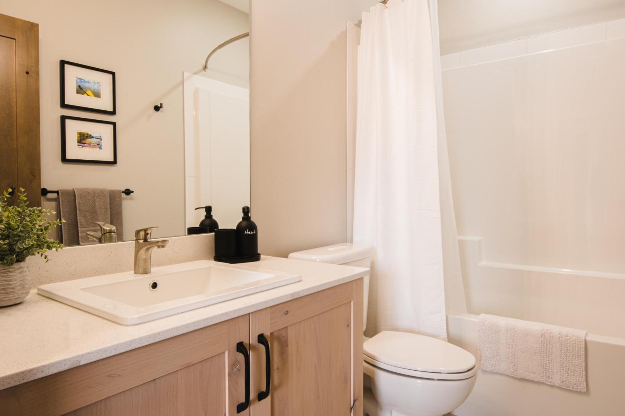 New! Luxury, Top Floor, Ski in/Ski Out, Private Hot Tub and Mountain Views