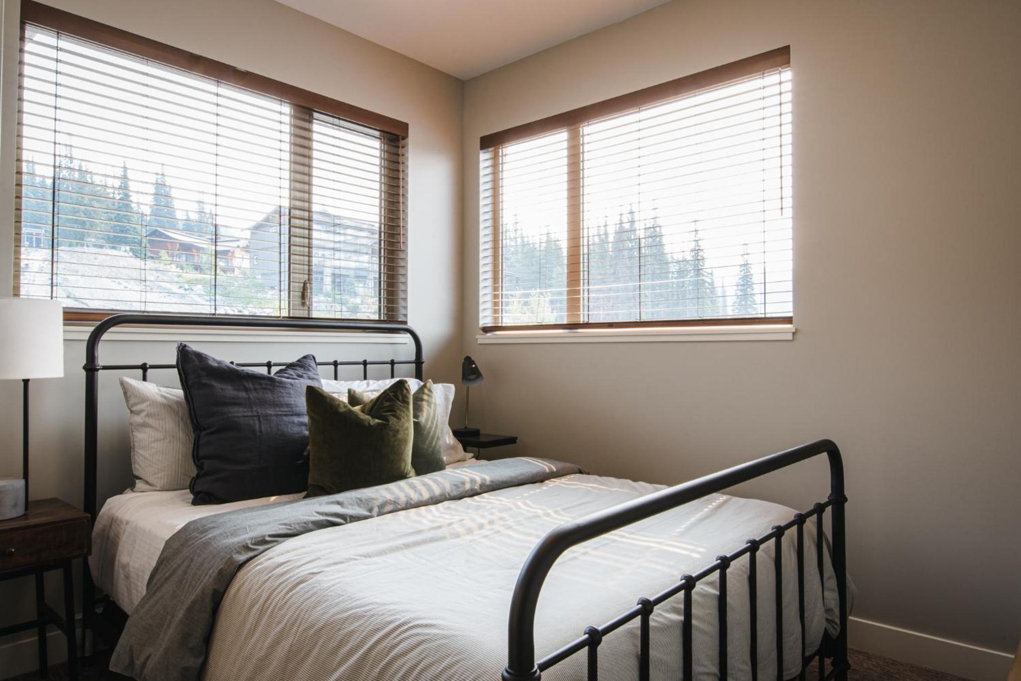 New! Luxury, Top Floor, Ski in/Ski Out, Private Hot Tub and Mountain Views