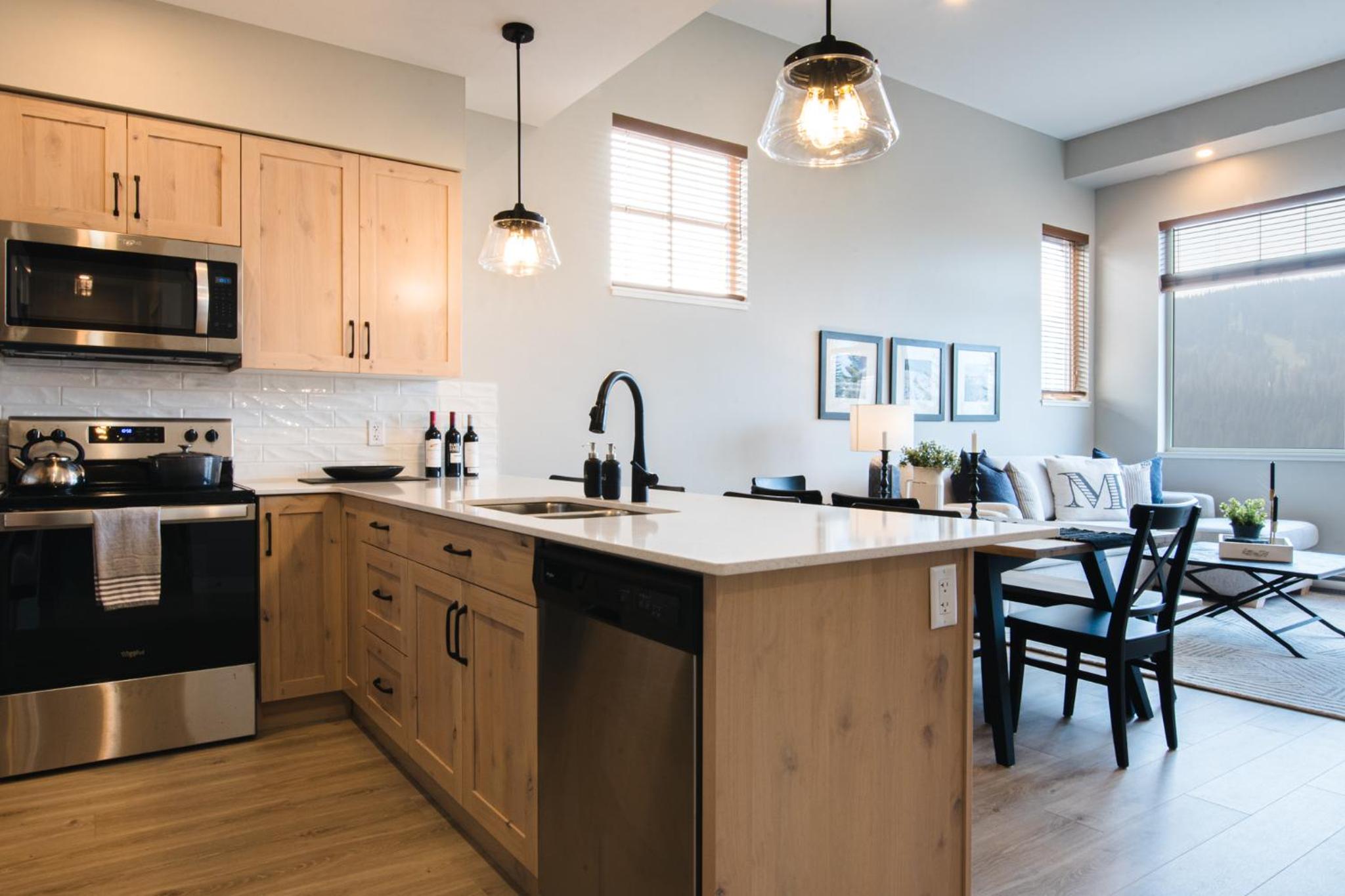 New! Luxury, Top Floor, Ski in/Ski Out, Private Hot Tub and Mountain Views