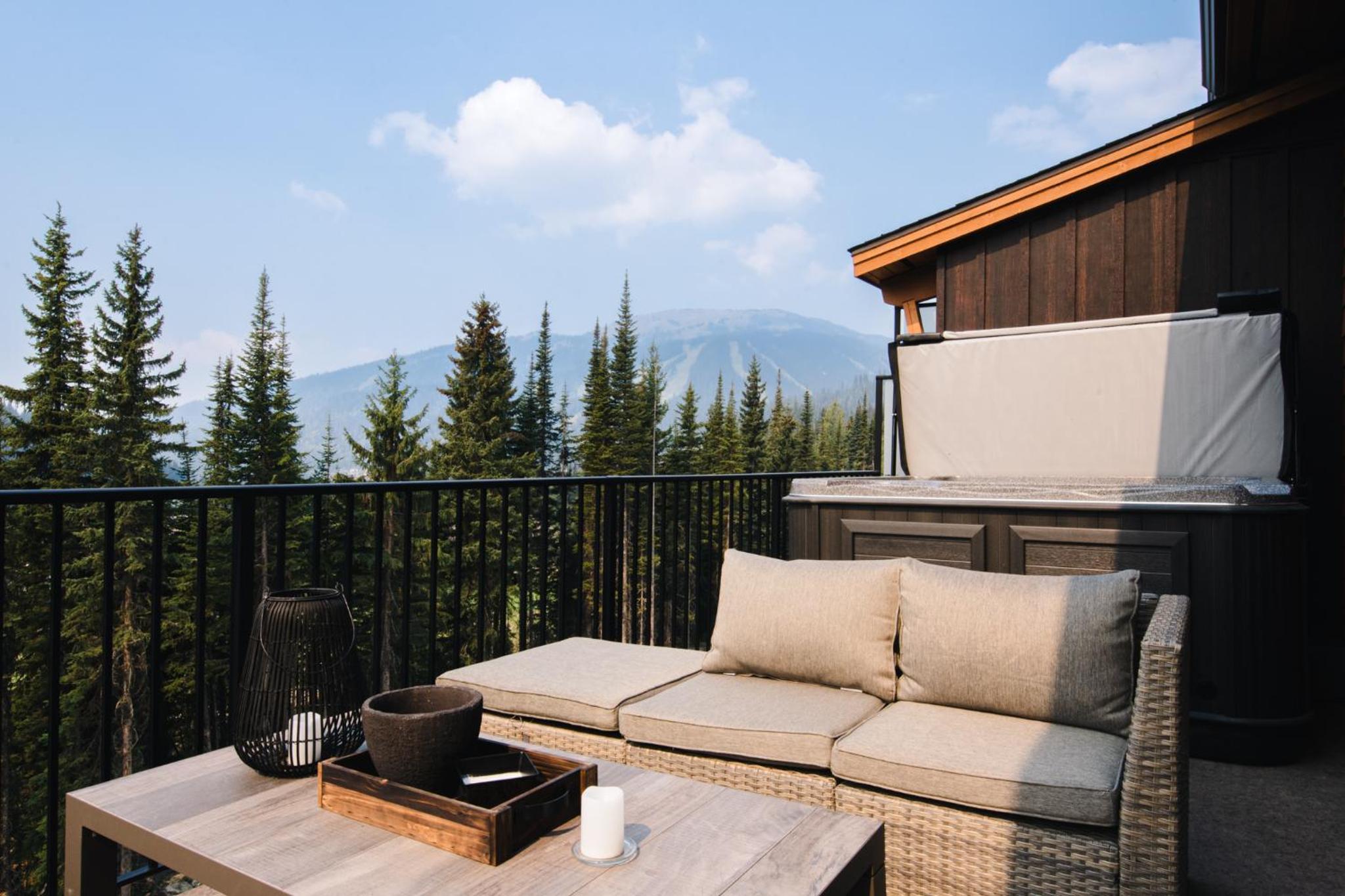 New! Luxury, Top Floor, Ski in/Ski Out, Private Hot Tub and Mountain Views