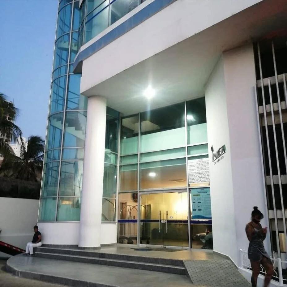 Hermoso edificio de frente al mar