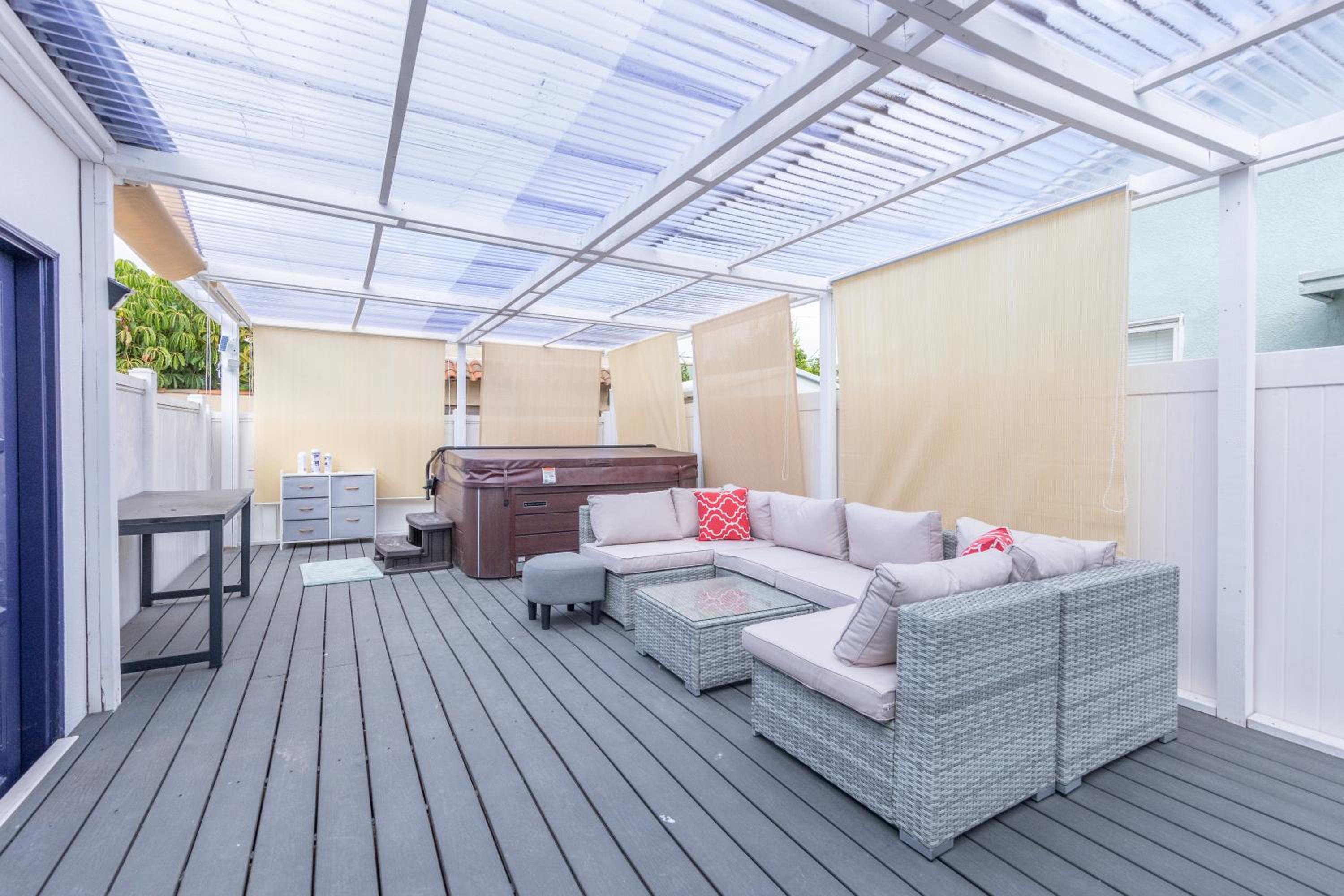 Hotel Luxury Villa with hot tub! Walk to Beach & Bars - Image 1