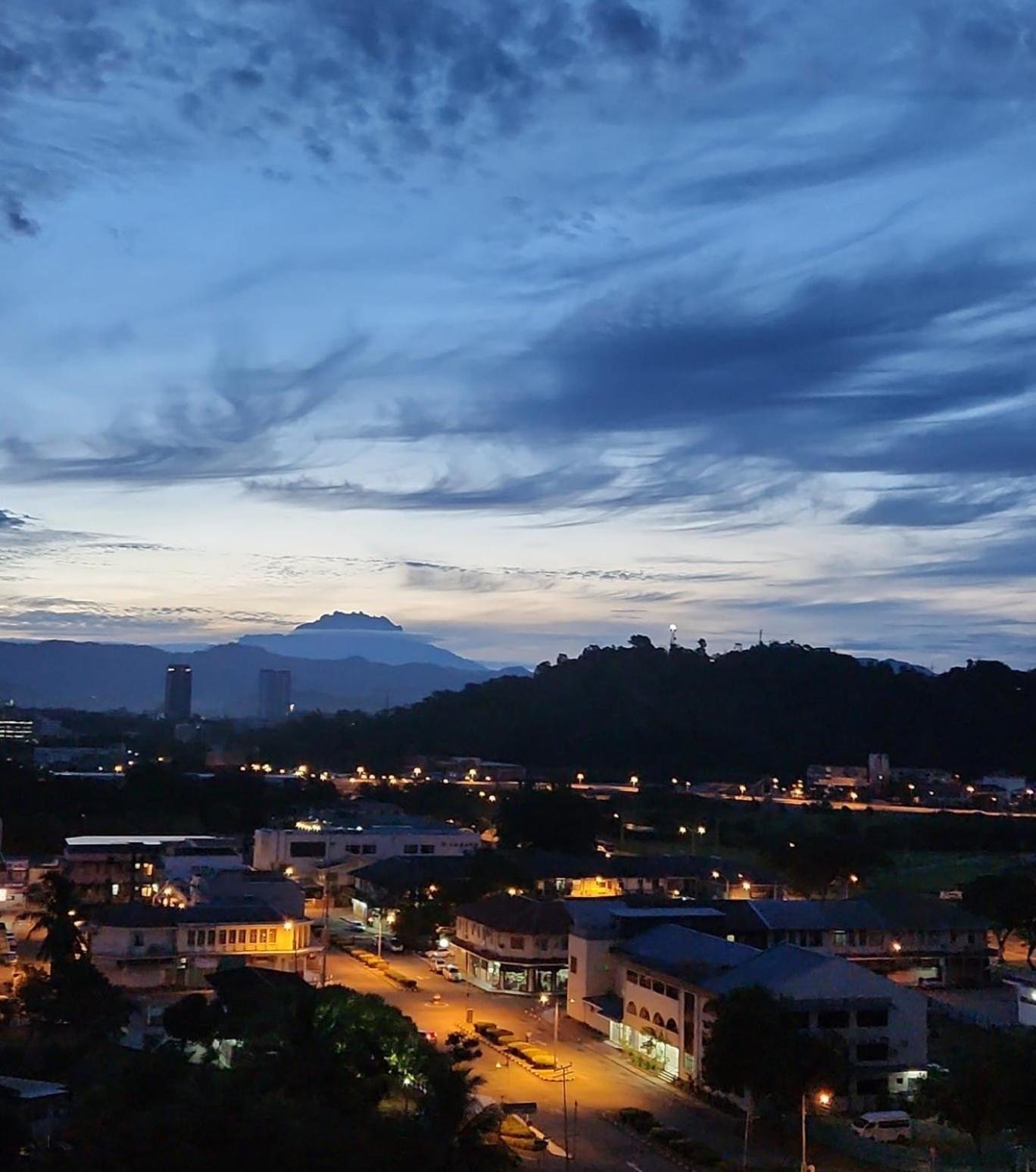 Mt Kinabalu , Sea View & Sunset Living , Aru Suites , Borneo photo 7