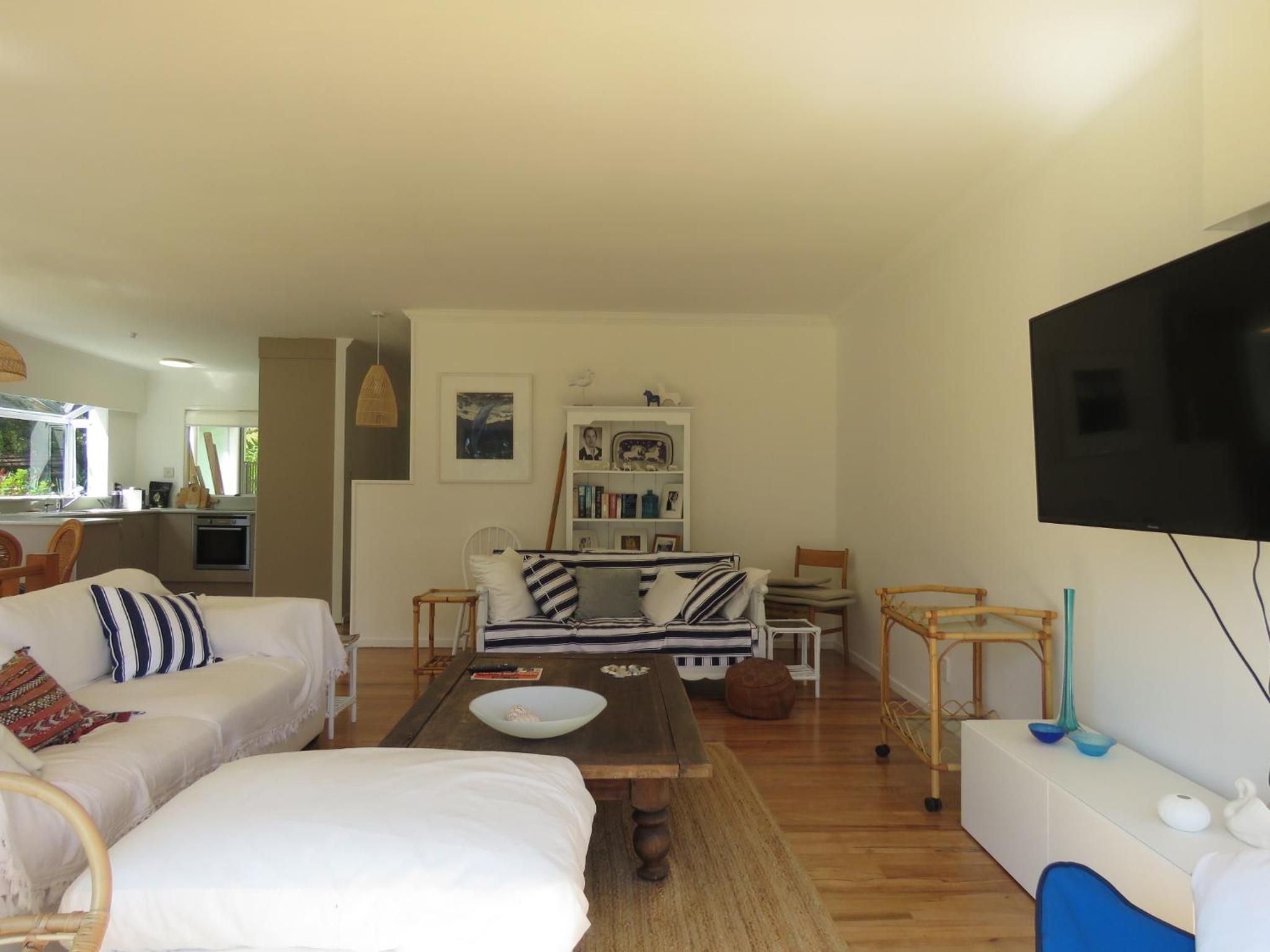 Kotare Kottage - Beachfront Escape