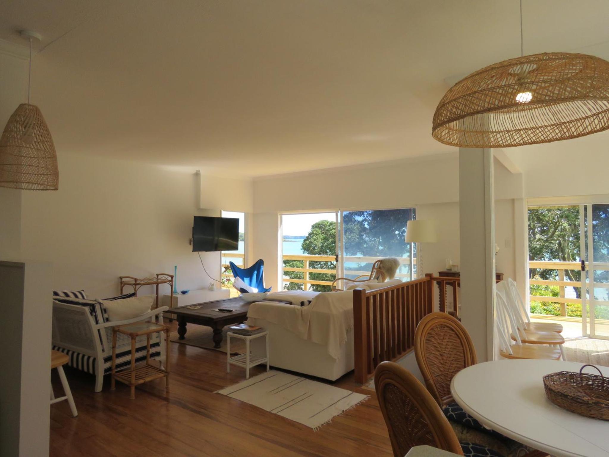 Kotare Kottage - Beachfront Escape