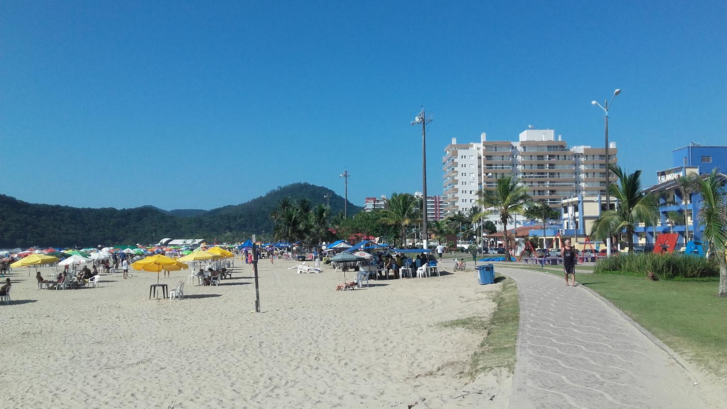 SOBRADO-BERTIOGA-Uso exclusivo para grupos de até 12 pessoas em 1 até 4 suítes