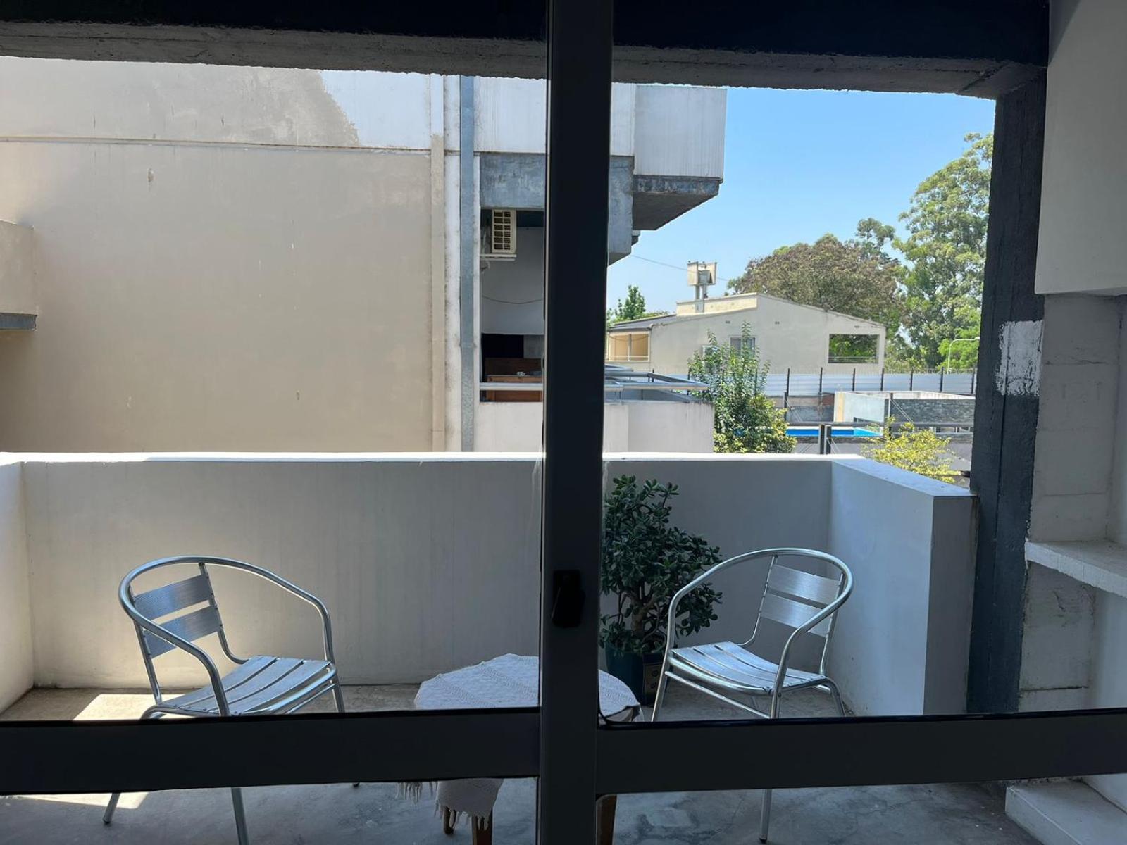Departamento de dos dormitorios y terraza con asador