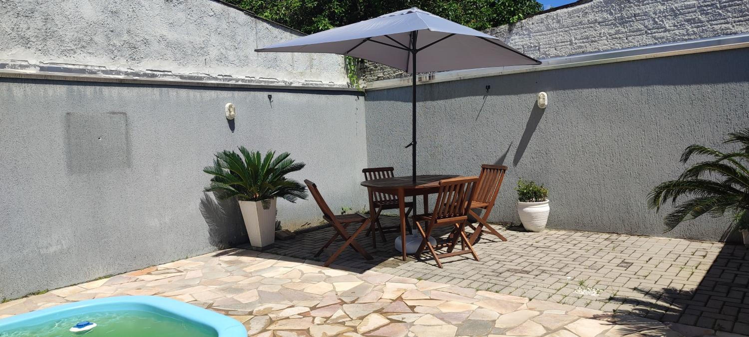 Casa com piscina duas quadras da praia