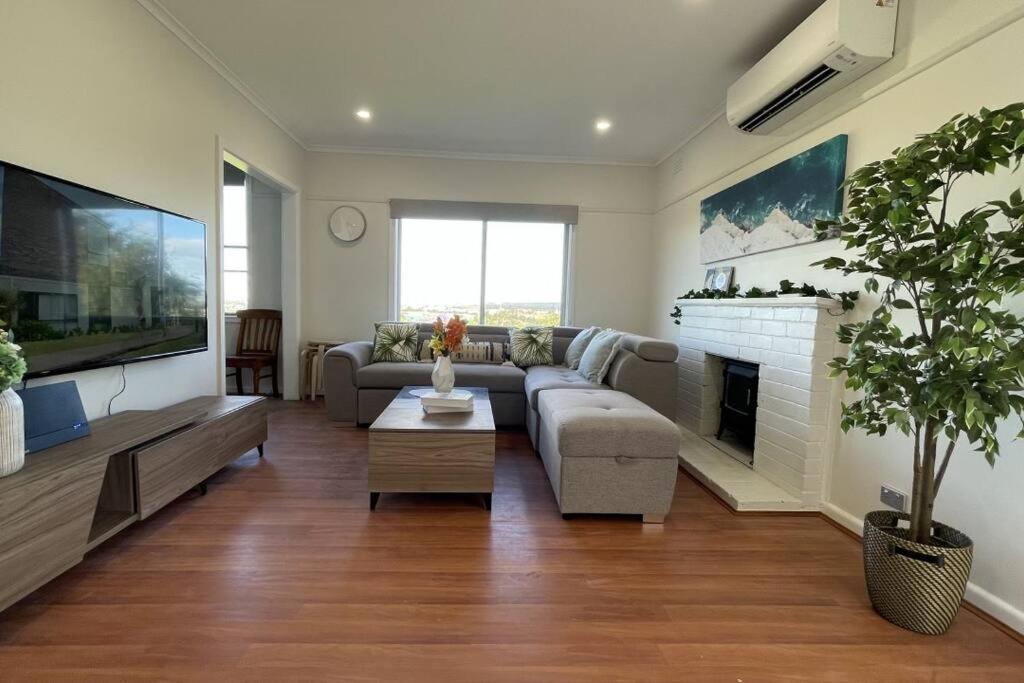 Morwell Pet friendly 3BR Retreat Free Parking Netflix
