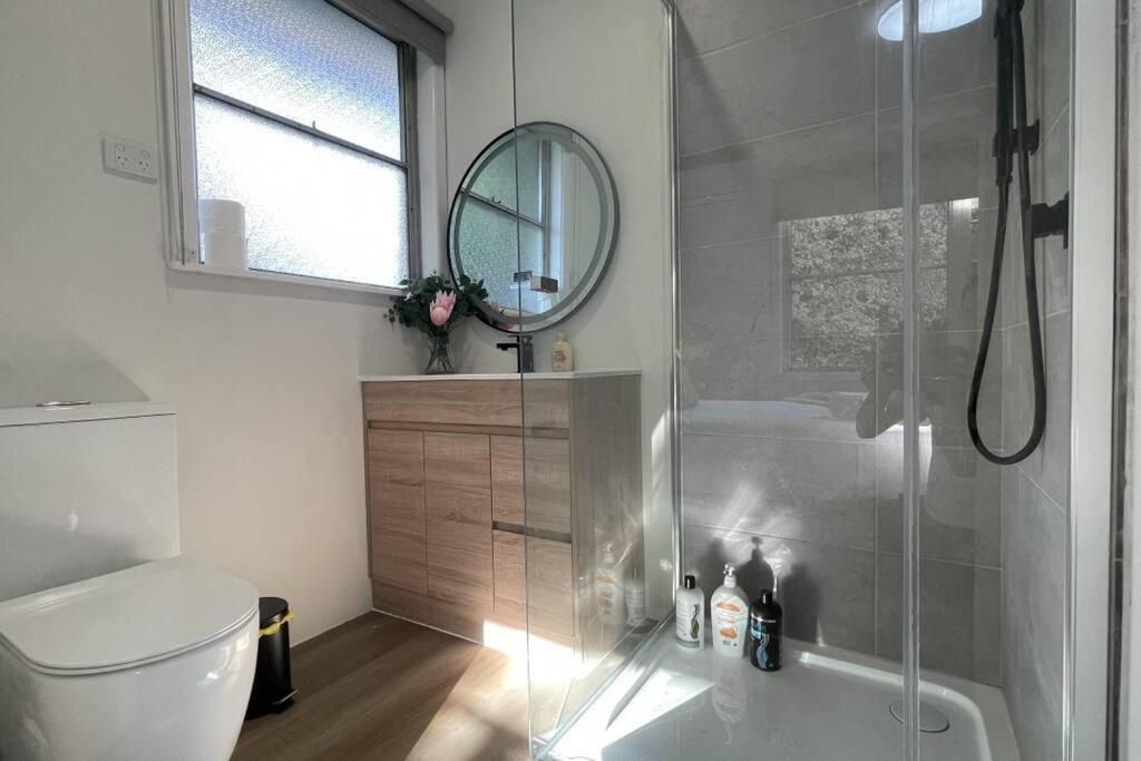 Morwell Pet friendly 3BR Retreat Free Parking Netflix