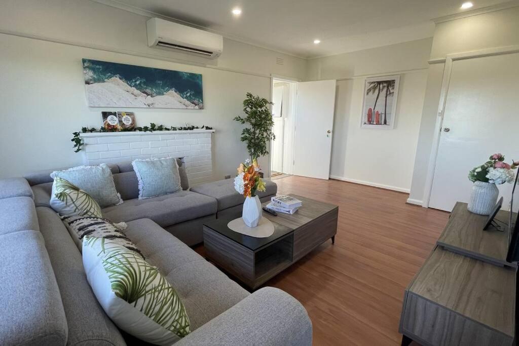Morwell Pet friendly 3BR Retreat Free Parking Netflix