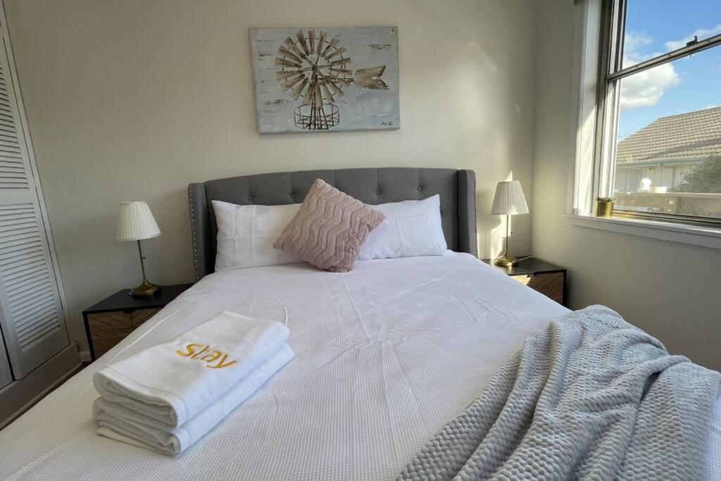 Morwell Pet friendly 3BR Retreat Free Parking Netflix
