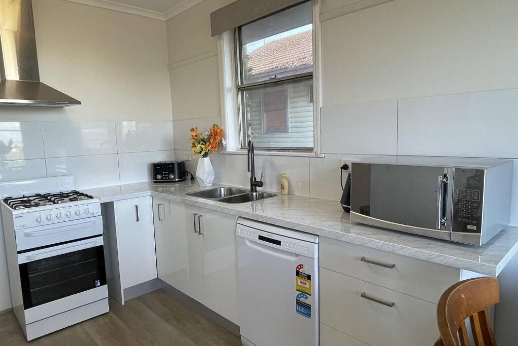 Morwell Pet friendly 3BR Retreat Free Parking Netflix
