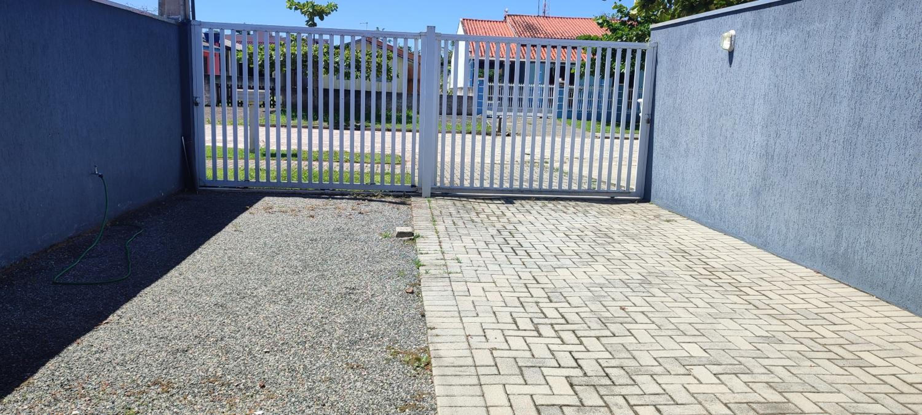 Casa com piscina duas quadras da praia