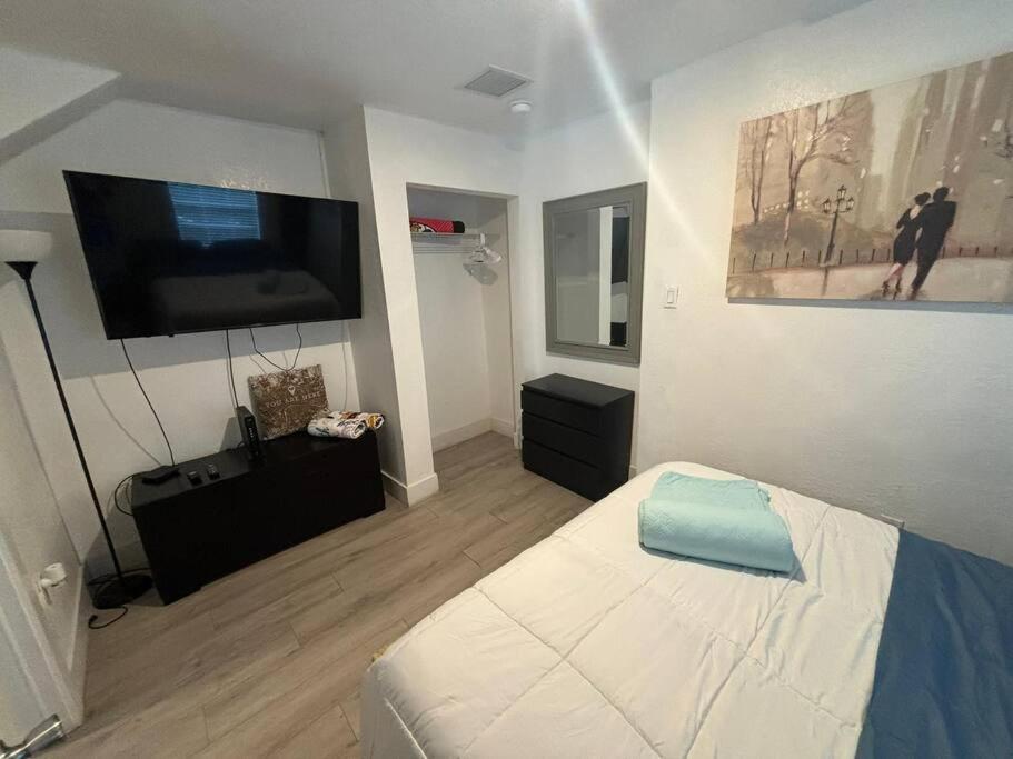 Quiet & Centrally located House - PRIVATE PARKING, LAUNDRY AND STORAGE FOR LUGGAGE
