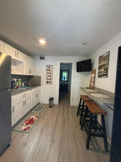 Quiet & Centrally located House - PRIVATE PARKING, LAUNDRY AND STORAGE FOR LUGGAGE