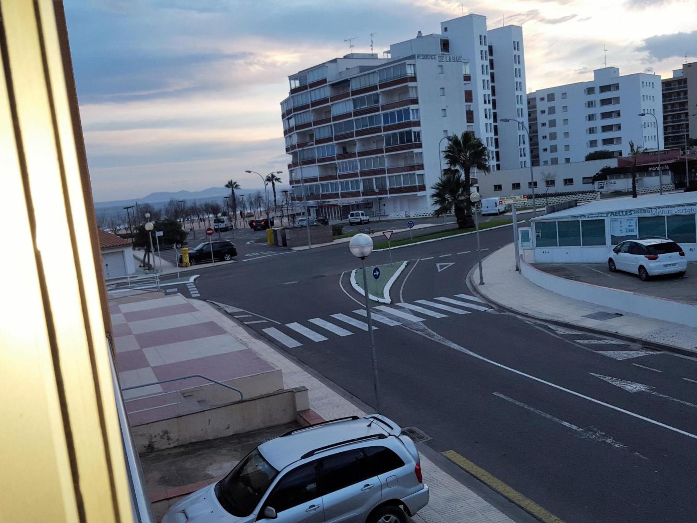 Estudio Renovado con Terraza a 200m de la Playa de Roses + Parking Privado y Climatización - ES-258-14 view 4