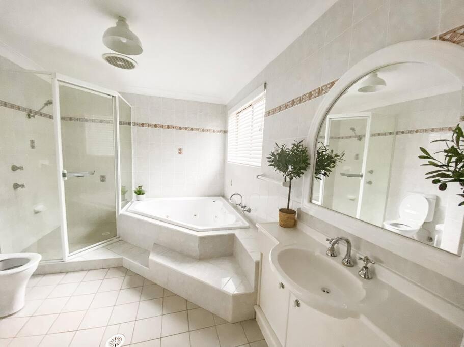 Exhale Terrigal, Stylish & Spacious, 150M to beach