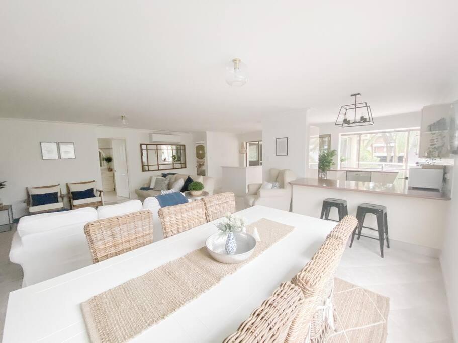 Exhale Terrigal, Stylish & Spacious, 150M to beach