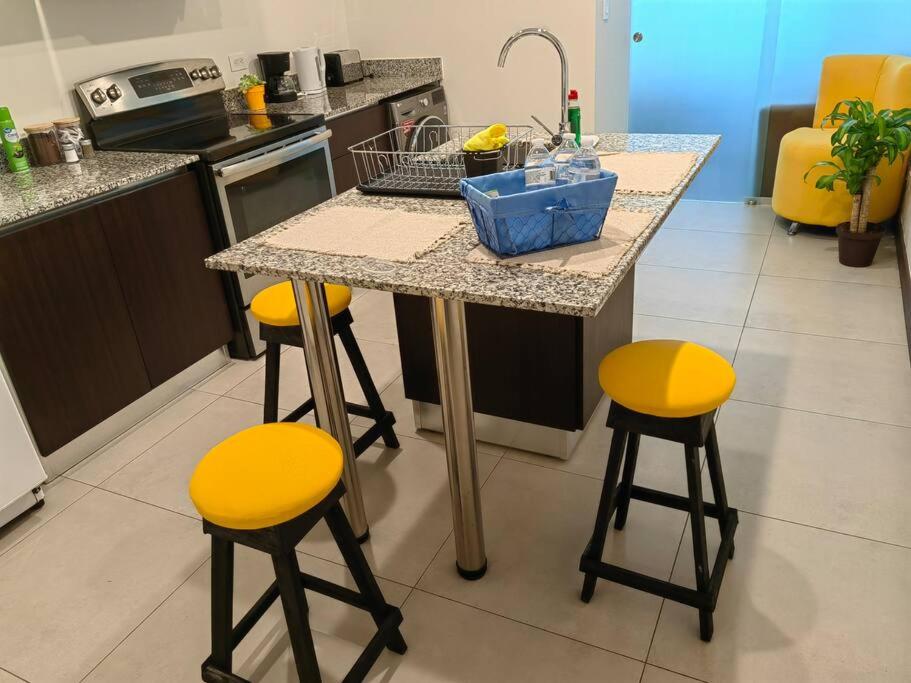 1102 Torre los Yoses Hermoso Apartamento en Barrio Escalante SIN Parqueo