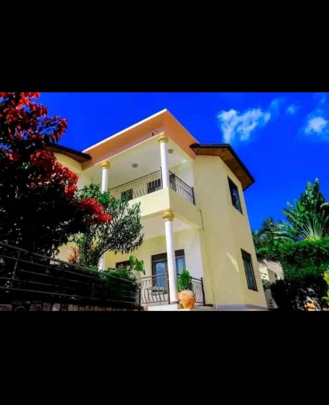 GACURIRO HOMEs