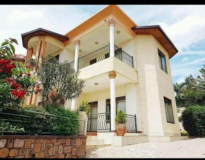 GACURIRO HOMEs