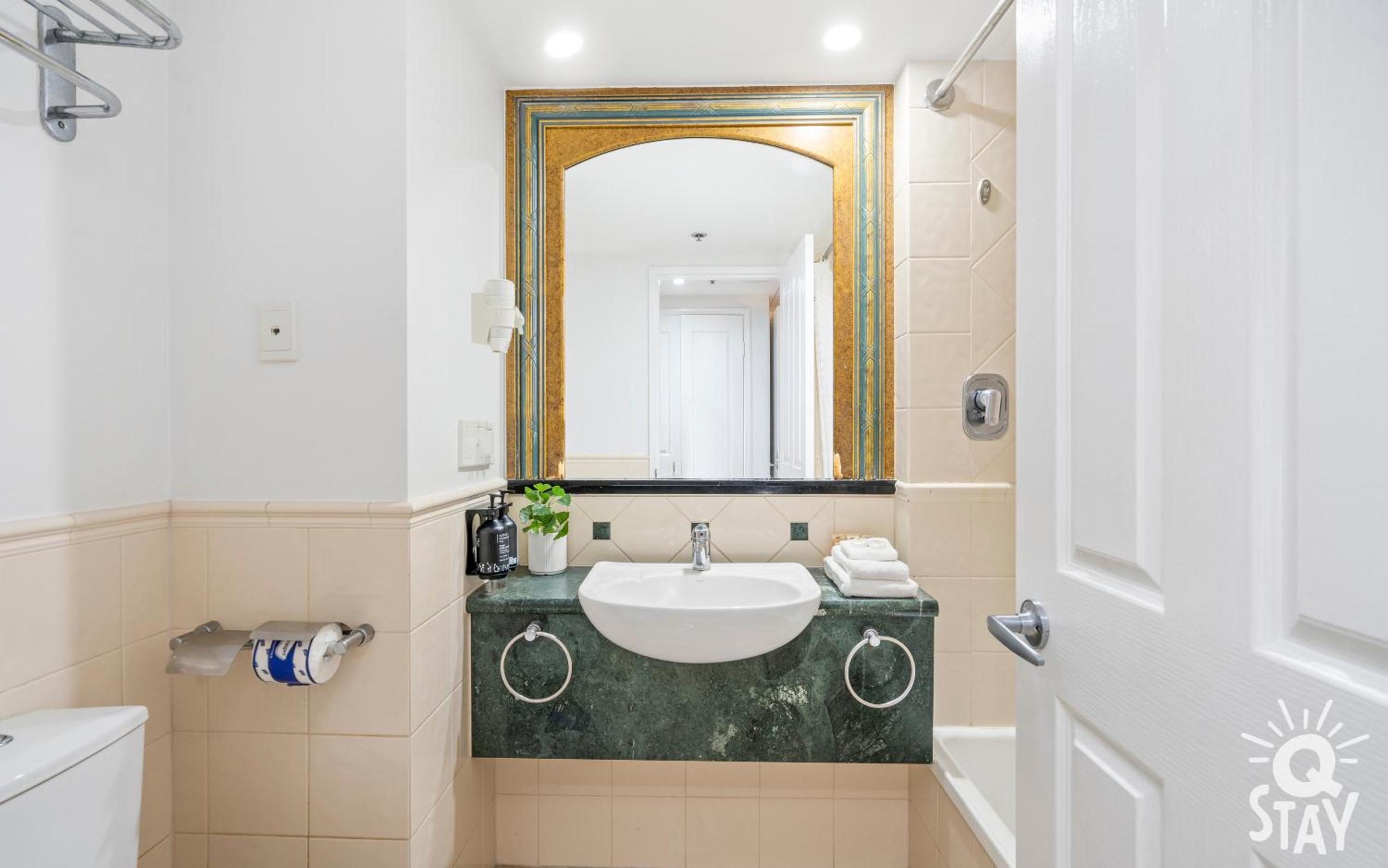 Legends Hotel - Heart of Surfers Paradise - Q STAY