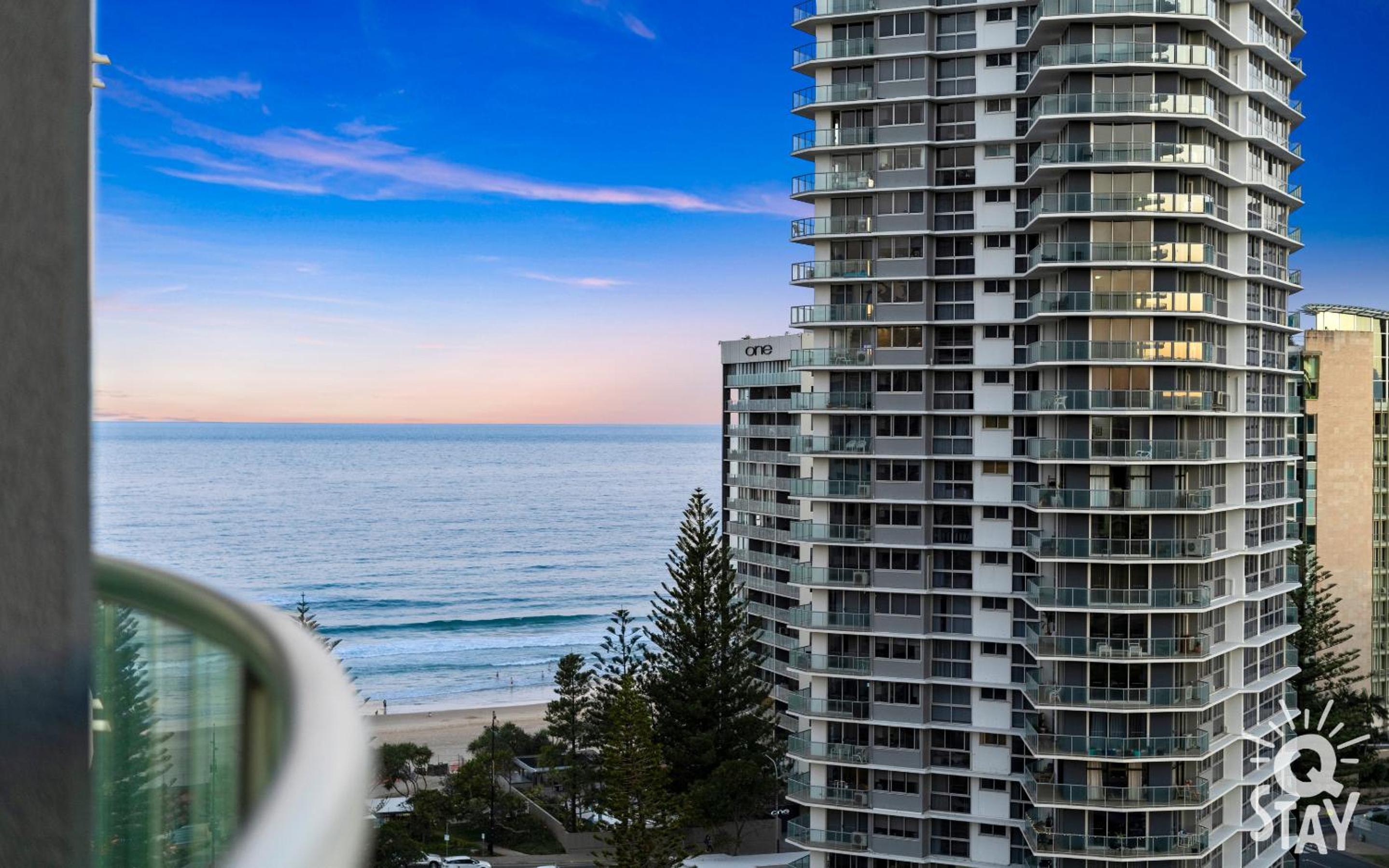 Legends Hotel - Heart of Surfers Paradise - Q STAY