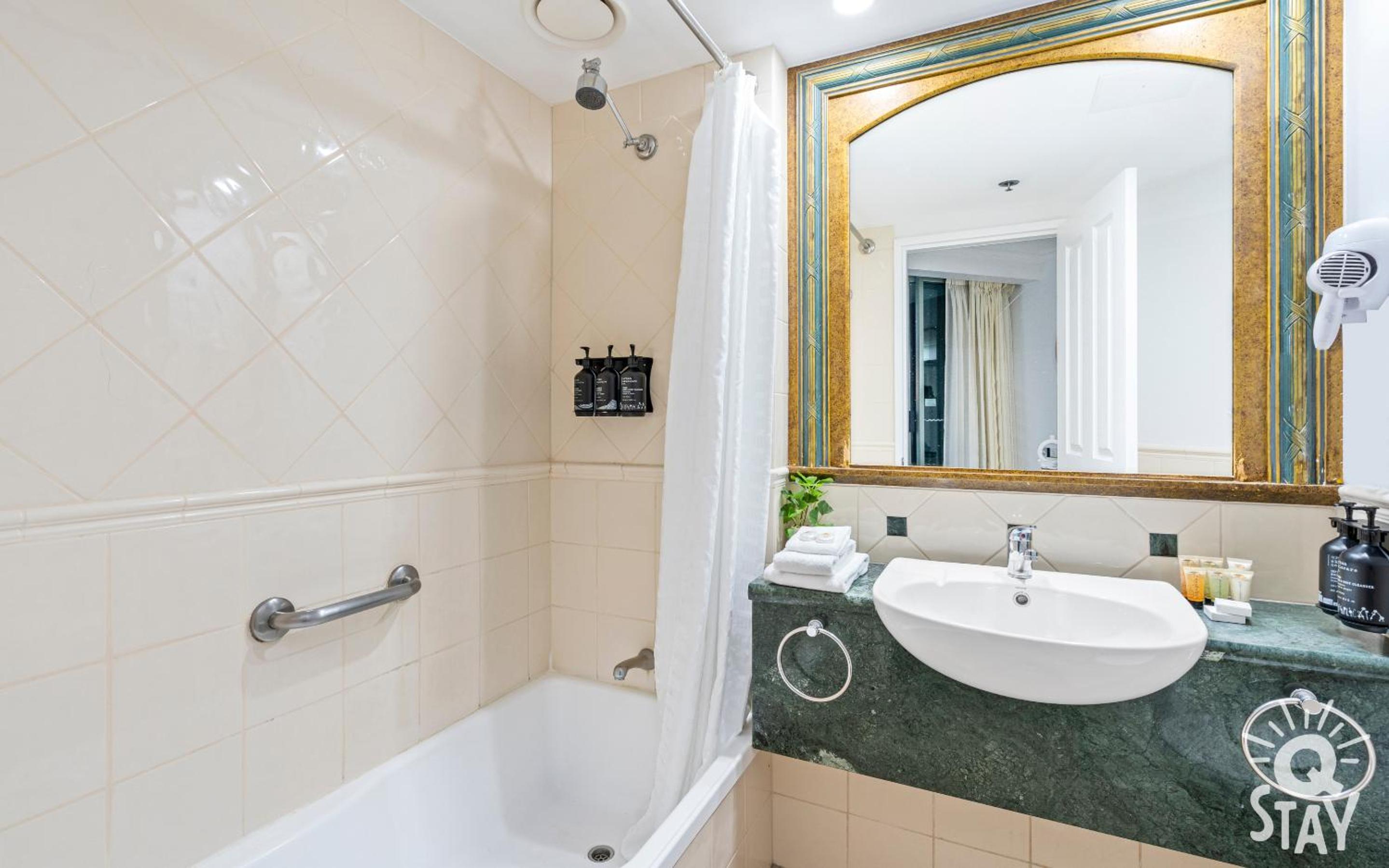 Legends Hotel - Heart of Surfers Paradise - Q STAY