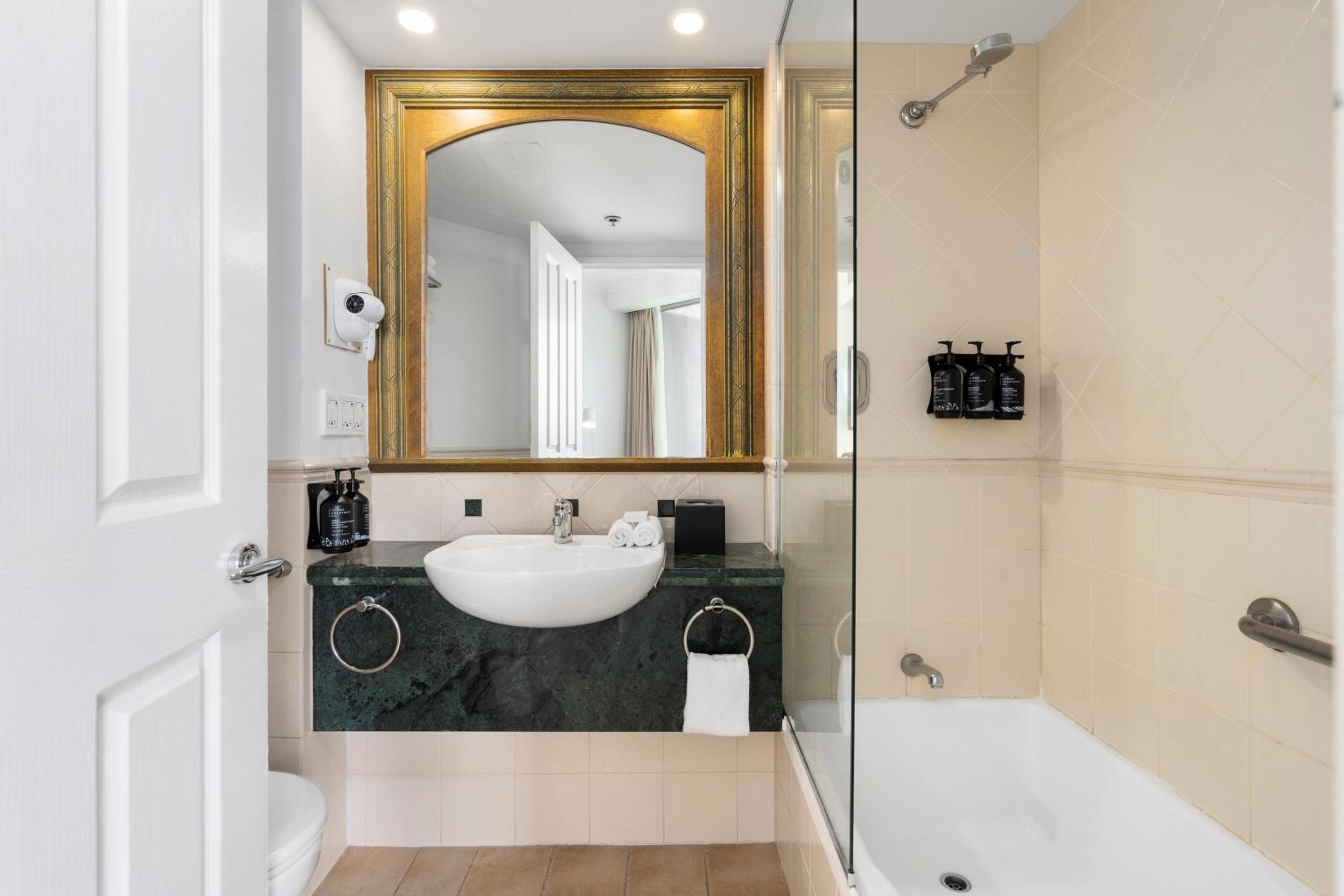 Legends Hotel - Heart of Surfers Paradise - Q STAY