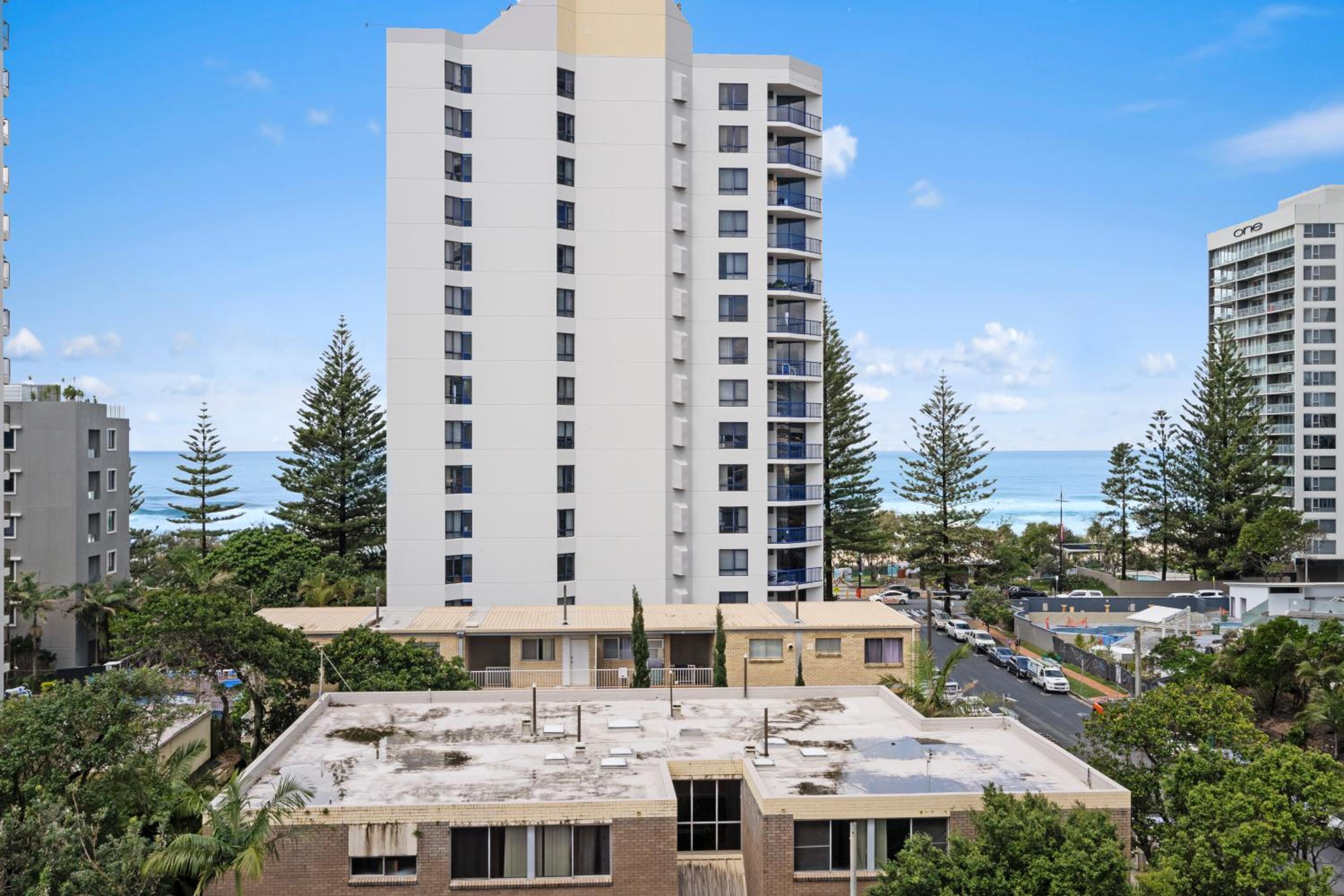 Legends Hotel - Heart of Surfers Paradise - Q STAY