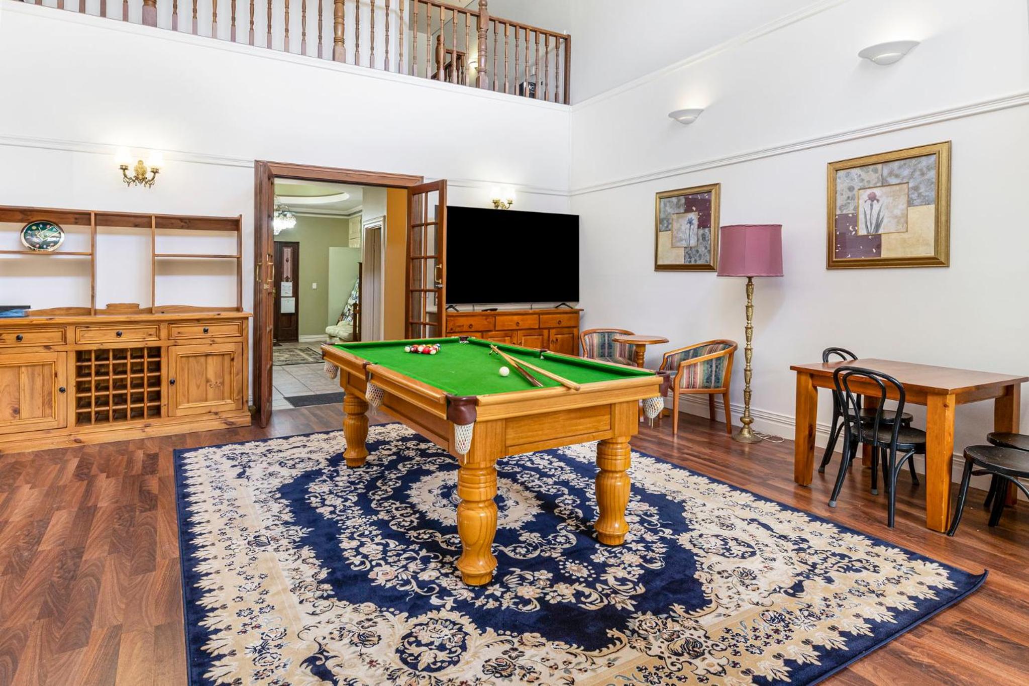 Inn The Tuarts Guest Lodge