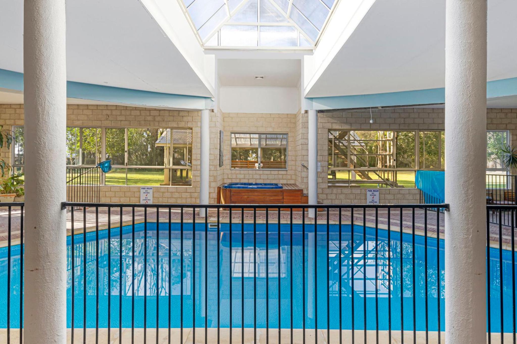 Inn The Tuarts Guest Lodge